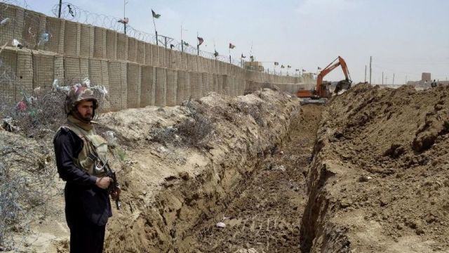 Pakistanul construiește un gard de-a lungul frontierei cu Afganistanul