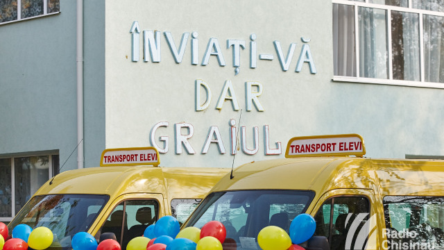FOTO | Liceul ”Mihai Eminescu” din Comrat a primit microbuze din partea Guvernului României
