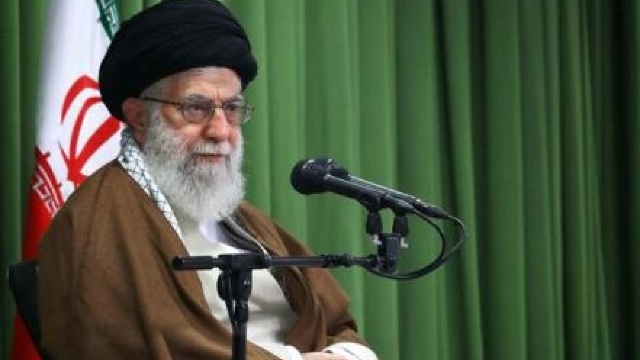 Khamenei îl atacă pe Trump și avertizează că Iranul 'va rupe în bucăți acordul' dacă SUA se vor retrage