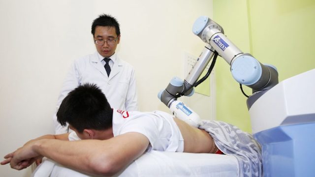 Emma, robotul care face masaj, și-a făcut debutul la o clinică din Singapore
