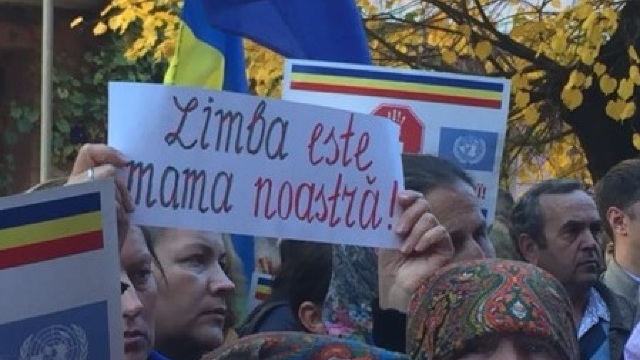 VIDEO | Sute de români din Cernăuți au protestat față de legea învățământului din Ucraina