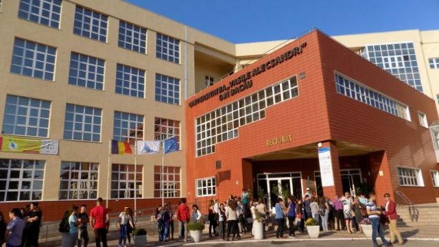 Universitatea „Vasile Alecsandri” din Bacău oferă burse de peste trei mii de euro pentru studenții basarabeni