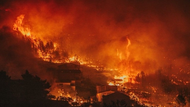 Cel puțin zece persoane au murit și 100 au fost rănite în urma incendiilor din California