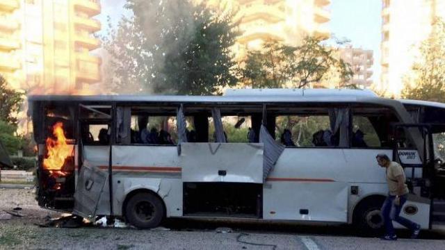 12 răniți într-o explozie la trecerea unui vehicul de poliție în sudul Turciei
