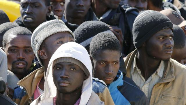Rwanda se oferă să găzduiască 30.000 de migranți africani vânduți ca sclavi în Libia