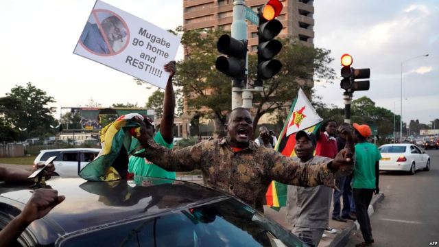 Zimbabwe | Zeci de mii de persoane au sărbătorit în stradă demisia președintelui Robert Mugabe (VIDEO)