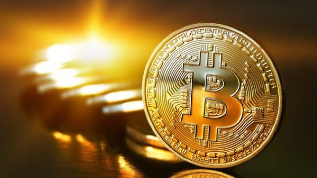 Bitcoin a depășit pragul record de 10.000 de dolari. Va trece de 40.000 până la finele lui 2018?