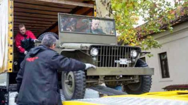 FOTO | Patru vehicule istorice ale Regelui Mihai vor fi expuse la castelul Săvârșin