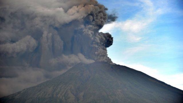 Indonezia: Vulcanul Agung continuă să expulzeze cenușă fără să afecteze însă aeroportul din Bali