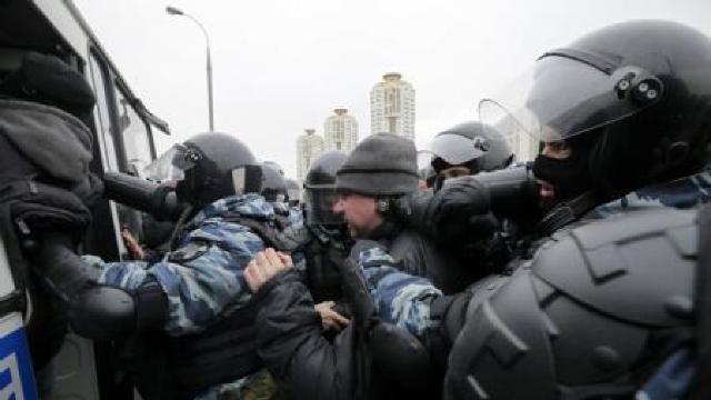Poliția rusă a arestat mai mulți manifestanți la Sankt-Petersburg