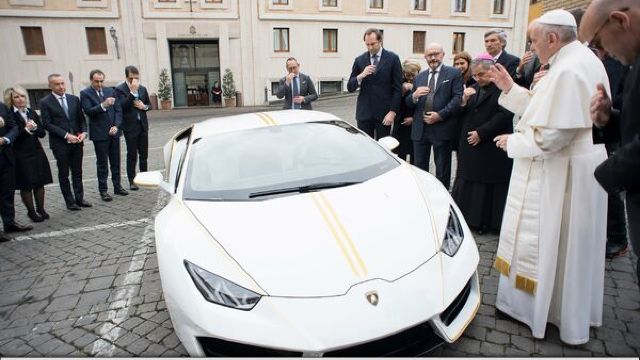 Papa Francisc a primit în dar un Lamborghini Huracán 