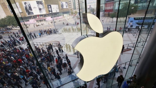Fanii iPhone X nu au fost descurajați de prețul de 1.000 de dolari și au format cozi mari în fața magazinelor din întreaga lume