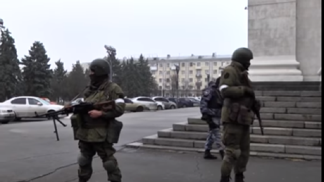 VIDEO | Situație tensionată la Luhansk: Bărbați înarmați au ocupat centrul orașului și blochează accesul în clădiri administrative