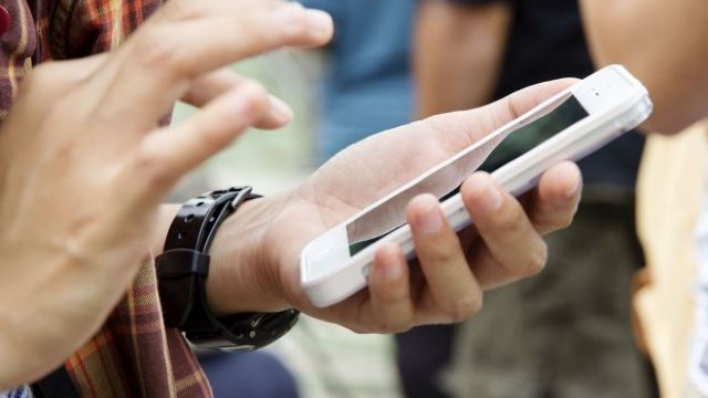 Deputații francezi aprobă interzicerea totală a telefoanelor mobile în școli
