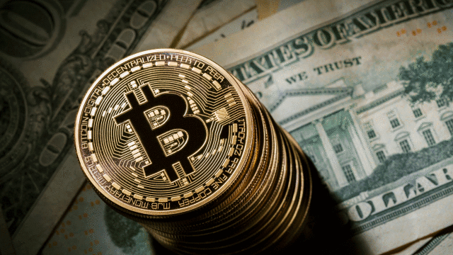 Valoarea bitcoin a crescut cu 10 miliarde de dolari în 12 ore după o scădere majoră în weekend