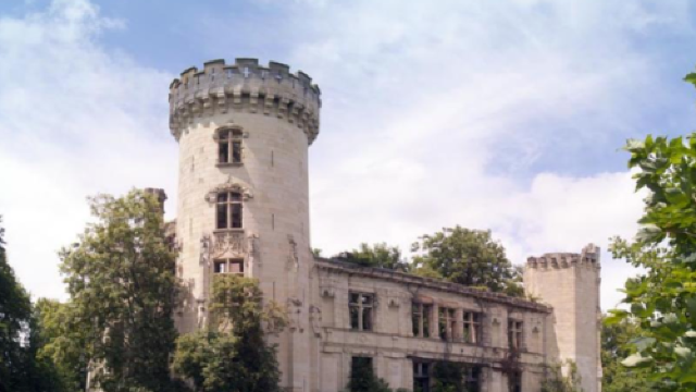 VIDEO | Achiziționarea participativă a unui castel în ruină din Franța a atras cumpărători din 115 de țări

