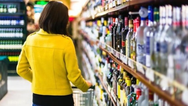 Publicitatea la alcool va fi interzisă, conform unui proiect votat în prima lectură de Parlament