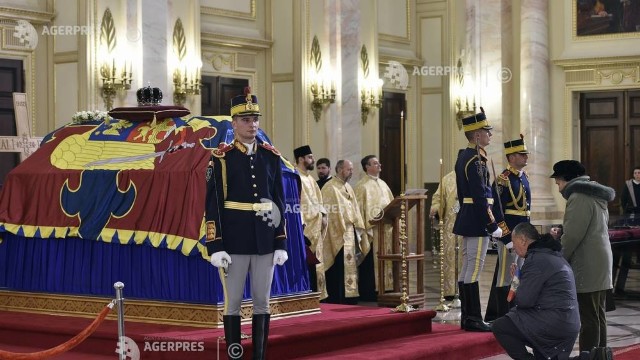 Regele Carl al XVI-lea Gustaf și regele Juan Carlos I - prezenți la funeraliile regelui Mihai I

