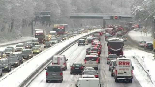 Ninsorile abundente din Germania au provocat perturbări ale traficului aerian și rutier