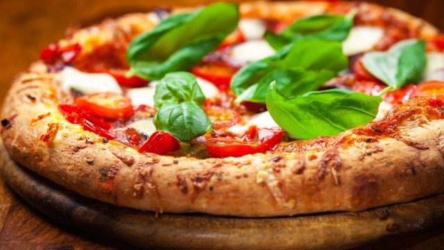 Pizza napoletană face parte din patrimoniul UNESCO
