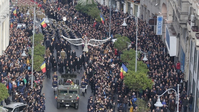 BBC: Peste 20.000 de persoane și-au luat rămas bun la București de la Regele Mihai