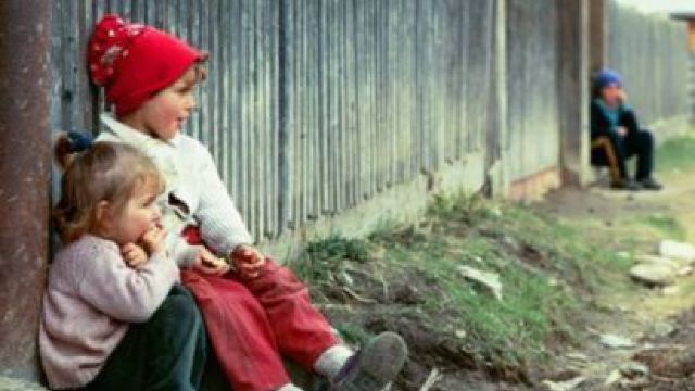 Cizme de iarnă pentru zece mii de copii din familii defavorizate 
