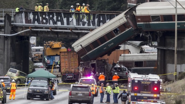 Trenul de pasageri care a deraiat în Washington mergea cu o viteză de 128 km/h, unde limita era de 48 km/h