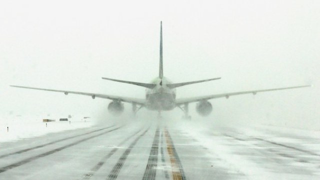 Peste 300 de zboruri au fost anulate pe aeroportul din Frankfurt, din cauza zăpezii și a gheții