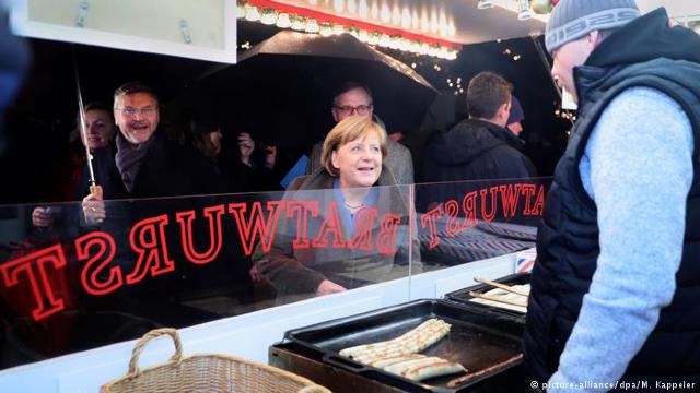 Angela Merkel a vizitat târgul de Crăciun unde anul trecut a fost comis un atentat cu un camion