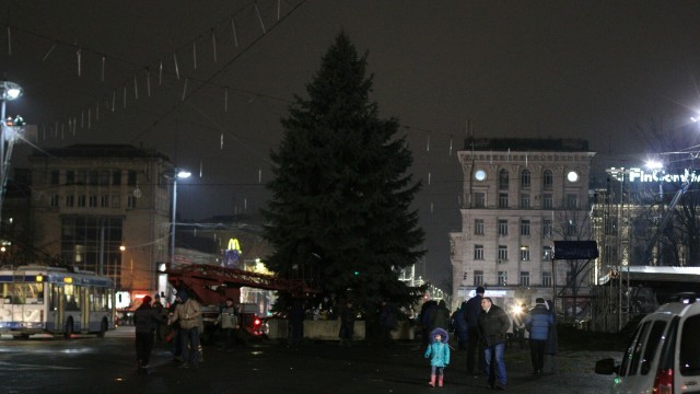 Un alt pom de Crăciun este instalat în PMAN, după ce bradul cumpărat din Ucraina a ajuns la Chișinău „distrus”