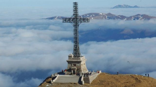 Ministerul român al Apărării a început procedurile pentru reabilitarea Crucii Eroilor de pe vârful Caraiman