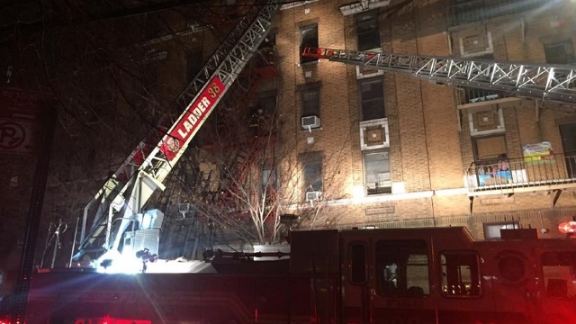 Cel puțin 12 persoane au murit într-un incendiu izbucnit într-o clădire din New York
