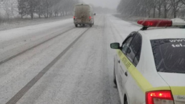 FOTO | În nordul R.Moldova ninge. Poliția recomandă șoferilor să-și echipeze mașinele cu anvelope de iarnă