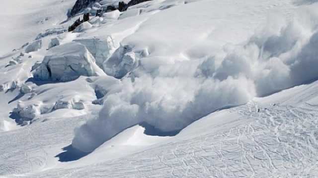 Risc de producere de avalanșe în toate masivele montane din România. Turiștii, sfătuiți să ceară informații salvatorilor