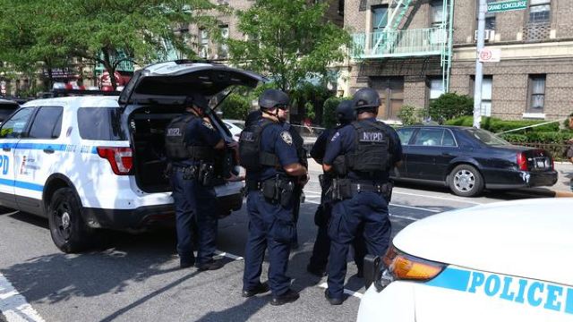Măsuri sporite de securitate la New York, de sărbători: Mai multe arme și mai mulți ofițeri de poliție Măsuri sporite de securitate la New York, de sărbători: Mai multe arme și mai mulți ofițeri de poliție