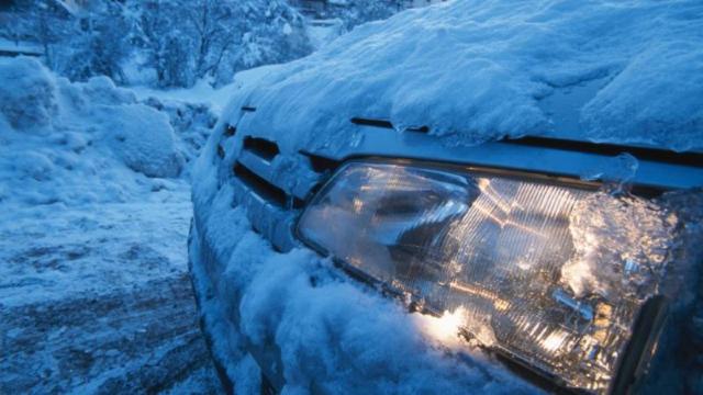 Soluții practice ca să îți încălzești mai repede mașina iarna
