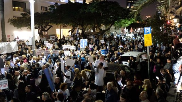 Zeci de mii de persoane au protestat la Tel Aviv împotriva corupției guvernului și a premierului Netanyahu