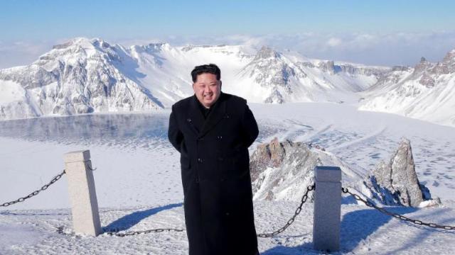 Coreea de Nord | „Supraomenescul” Kim Jong-un oprește viscolul și atrage soarele