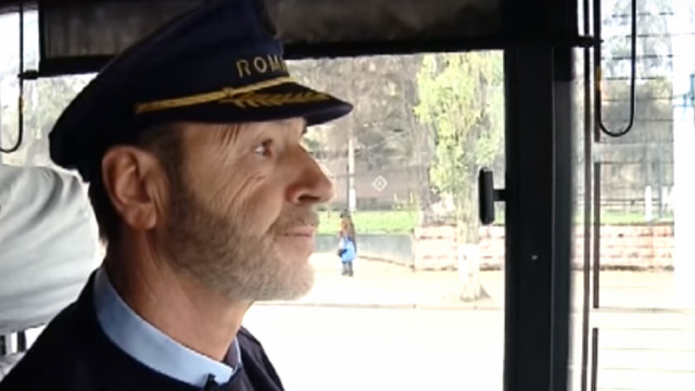 Șoferul de troleibuz din Chișinău care simte românește și este admirat de pasageri pentru ținuta sa (VIDEO)