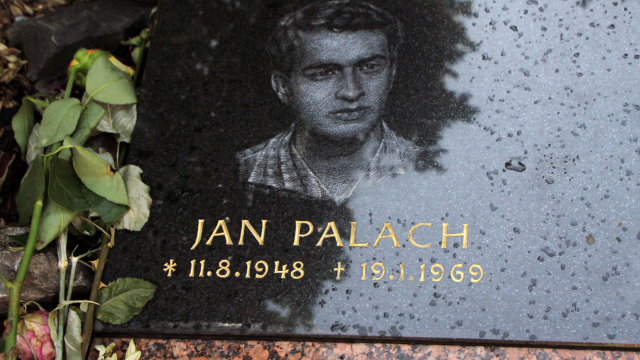 Praga îl comemorează pe Jan Palach, studentul care și-a dat foc în 1969, protestând față de invazia sovietică