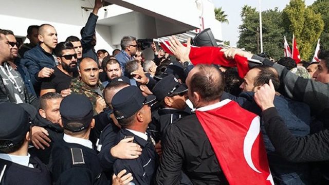 Manifestanți au atacat sediul unui ziar din Nicosia care a criticat ofensiva Turciei în Siria
