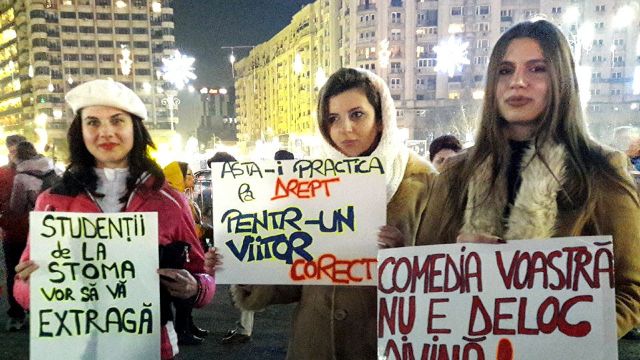 Peste 200 de bucureșteni au participat la primul protest din acest an, în Piața Victoriei, față de legile justiției