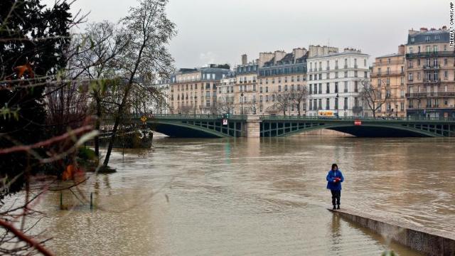 Apele Senei au atins luni nivelul maxim la Paris, departe însă de recordul din 2016
