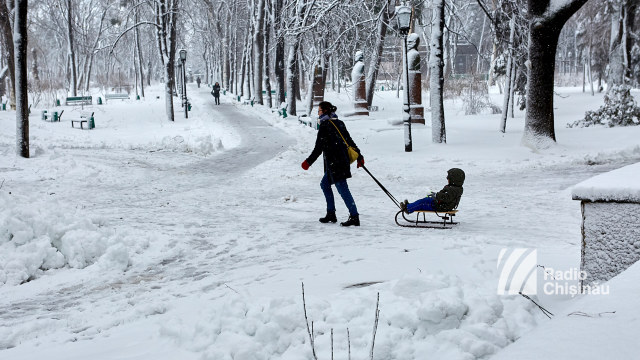 Peste 200 de elevi nu au putut ajunge la școală din cauza drumurilor înzăpezite