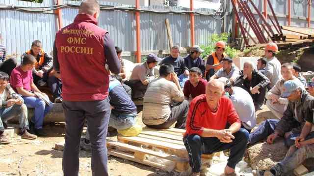 Numărul migranților moldoveni care muncesc în Rusia este în scădere din 2015