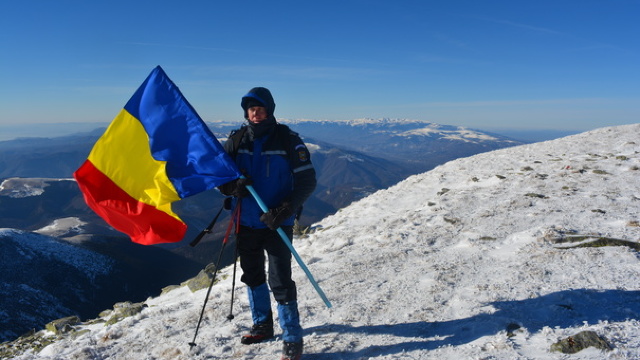 Drapelul României a fost arborat pe Vârful Omu, după un traseu greu, prin zăpadă de 1,5 metri