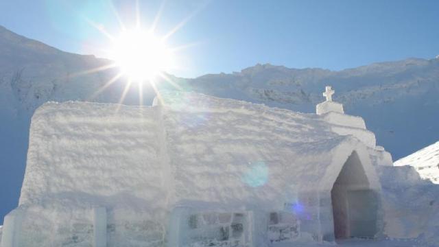 Turiștii care urcă la Bâlea Lac pot vizita Biserica de Gheață