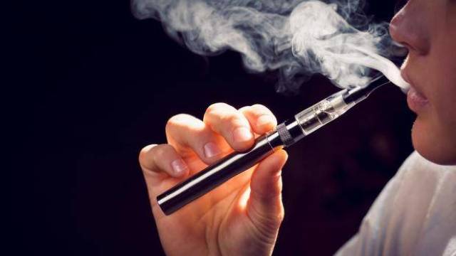 STUDIU | Utilizatorii de țigări electronice au un risc mai mare de a dezvolta cancer și boli de inimă