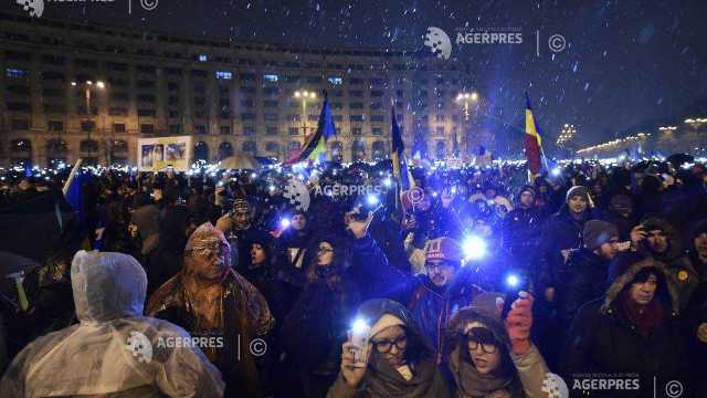Zeci de mii de oameni au protestat împotriva corupției la București
