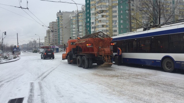 Circulația rutieră în Chișinău, în regim de IARNĂ. Primăria a scos pe drumuri 10 autospeciale (FOTO)